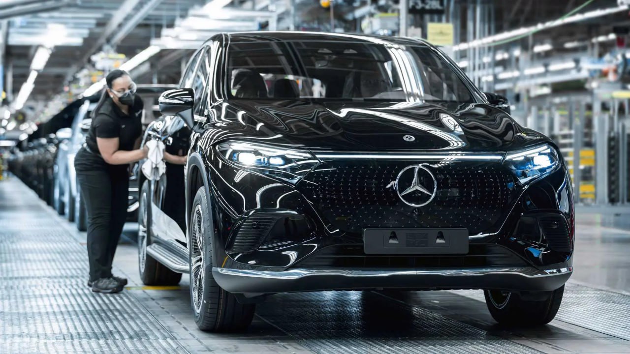 Mercedes-Benz прекращает продажи электрокаров EQE и EQS в США Mercedes-Benz выведет с американского рынка свои самые дорогие электромобили — семейства EQE и EQS. Приём заказов уже остановлен, а с 1 сентября производство на заводе в Тускалузе будет завершено. Решение связано с падением спроса и отменой государственных субсидий на электрокары в США с 30 сентября. За первое полугодие 2025 года продажи дорогих батарейных моделей Mercedes-Benz в стране упали вдвое.