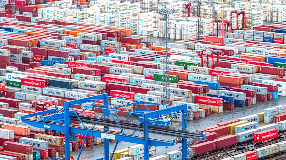 МВФ улучшил прогноз по росту экономики Германии Международный валютный фонд улучшил прогноз по росту экономики Германии Как сообщил Международный валютный фонд в Вашингтоне в 2026 году ВВП страны может вырасти на 1 1 это на 0 2 процентного пункта больше чем в октябрьском прогнозе Основным поводом для оптимизма остаются масштабные государственные расходы В МВФ считают что бюджетные вливания в ближайшей перспективе поддержат экономику и частично компенсируют давление со стороны американских пошлин На 2027 год фонд также дает позитивный прогноз рост на уровне 1 5 При этом оценки МВФ заметно выше прогнозов Бундесбанка и Института Ifo но все же осторожнее ожиданий немецкого правительства которое закладывает рост на 1 3 уже в 2026 году В Берлине рассчитывают прежде всего на внутренний спрос рост зарплат стабильные цены и налоговые послабления должны подтолкнуть потребление BILD Russian