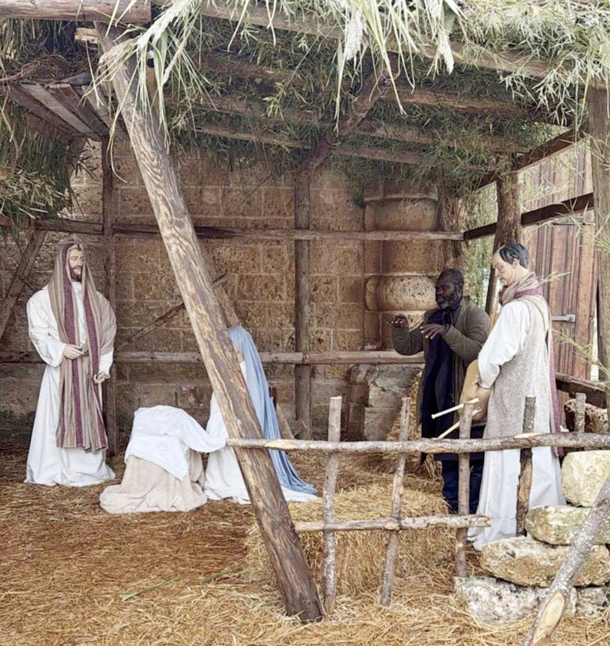 В Италии преступник притворился одной из кукол в вертепе со сценой Рождества Мэр города Галатоне Флавио Филони заметил рядом с фигурами Иосифа Марии и Иисуса очень реалистичную статую неизвестного персонажа Глава города подумал что это часть сцены но кукла оказалась из плоти и крови По данным местных СМИ мужчина не хотел покидать сцену считая постановочную хижину своим домом В дело вмешалась полиция правоохранители выяснили что 38 летний гражданин Ганы находится в розыске и задержали статую X Witness24News РЕН ТВ в Telegram в MAX