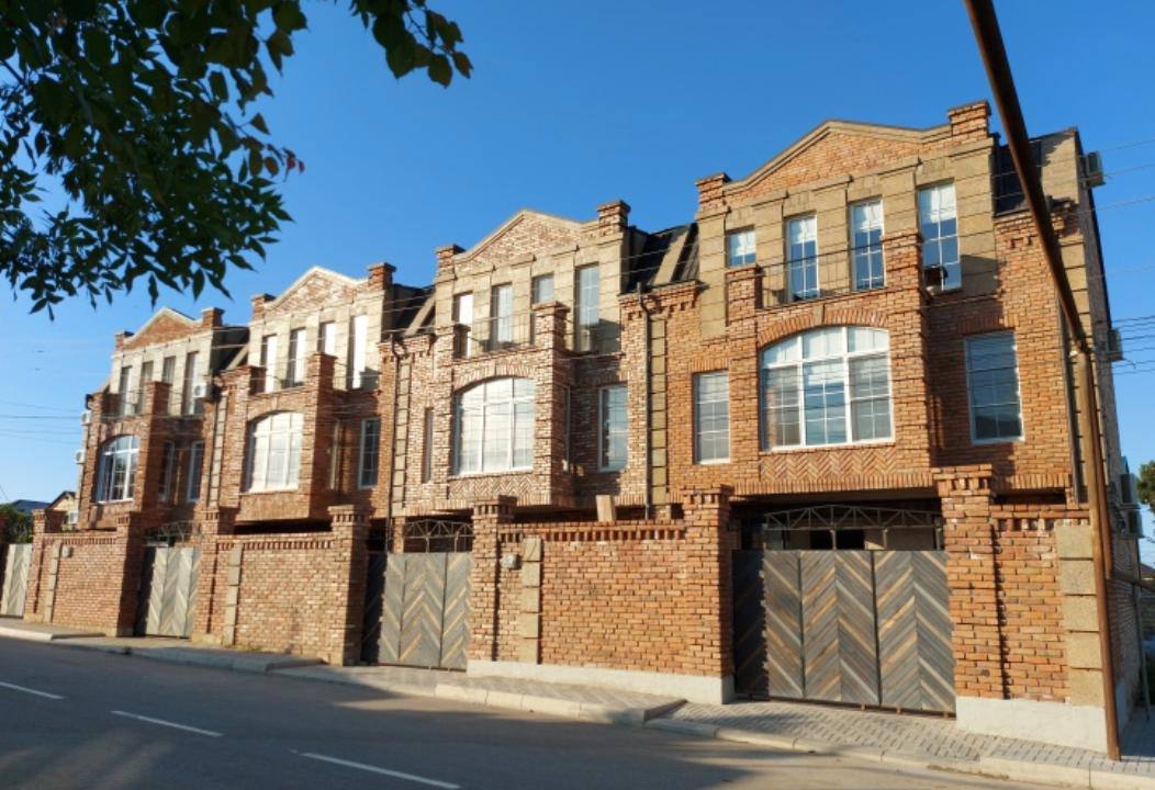 В Дагестане легализуют гостевые дома Парламент Дагестана 30 октября одобрил в первом чтении законопроект который позволит считать жилые дома местных жителей официальными гостевыми домами рассказали в пресс службе Минтуризма республики Эксперимент создает правовые условия для развития малого бизнеса в сфере туризма и открывает новые возможности для жителей республики желающих заниматься приемом гостей приводятся в сообщении слова министра по туризму и народным художественным промыслам Дагестана Эмина Мерданова Реализация проекта позволит выстроить систему регулирования в сфере гостевых домов повысить качество и безопасность предоставляемых услуг увеличить налоговые поступления в местные бюджеты Согласно федеральному законодательству эксперимент начнется после вступления закона в силу и продлится до 31 декабря 2027 года Новости Отели ОтелиДагестана Новости Отелей