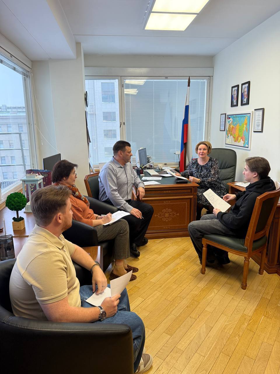 Ну вот и начался он новый рабочий год Провела с помощниками первую в 2026 году планерку Определили планы на долгосрочную и среднесрочную перспективу В первую очередь конечно это работа по обращениям избирателей часть из которых стоит на контроле еще с прошлого года часть пришла уже в новогодние праздники Важнейшим направлением работы в этом году будет продолжение проекта Юг Москвы история войны и победы В этом году продолжим собирать истории из жизни районов но расширим временные рамки Что касается законотворчества то здесь на выходе закон направленный на противодействие подделке протоколов и пакет законов по повышению прозрачности и безопасности на рынке недвижимости Вносим последние правки готовим к внесению