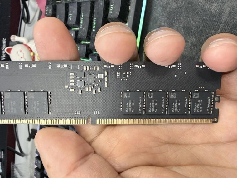 II Gen DDR5SK Hynix A Die со скоростью 7200 МГц Появились фотографии чипов памяти SK Hynix II Gen X021 и кодом AKBD Новая серия обеспечит частоту в 7200 МГц и станет основой для платформ Intel Arrow Lake Refresh и Panther Lake Маркировка X021 указывает на второе поколение 3 гигабитных чипов A Die которые сменят используемые в ранних модулях DDR5 M Die Структура A Die имеет улучшенную компоновку ячеек и усиленные электрические характеристики снижая TDP позволяя достигать стабильных высоких частот M Die хорошо подходил для частот до 6400 МГц тогда как A Die рассчитан на 8000 МГц Согласно системе маркировки SK Hynix KB 7200 МГц EB 4800 МГц GB 5600 МГц HB 6400 МГц Образец на фотографии использует 8 слойную печатную плату Для скоростей выше 8000 МГц обычно применяются платы с 10 слоями Платы с 12 слоями позволяли достигать скоростей более 12 000 МГц и выше 13 000 МГц Hynix DDR5 intel AMD Подписывайтесь на ARCHiTECH Чат