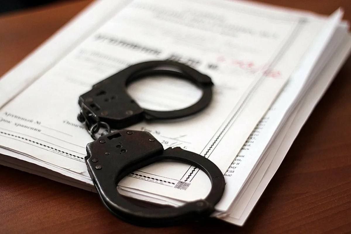 Житель Великолепетихского округа предстанет перед судом по обвинению в убийстве Следственным управлением Следственного комитета Российской Федерации по Херсонской области завершено расследование уголовного дела в отношении 47-летнего жителя села Рубановка Великолепетихского муниципального округа. Он обвиняется в совершении преступления, предусмотренного ч. 1 ст. 105 УК РФ убийство . Следствием установлено, что в конце декабря 2024 года в вечернее время обвиняемый, находясь в состоянии алкогольного опьянения, в помещении домовладения, расположенного в пгт. Великая Лепетиха, на почве личных неприязненных отношений нанес несколько ударов клинком ножа в грудь своему знакомому. От полученных телесных повреждений потерпевший скончался на месте преступления. Следователями следственного отдела назначены и проведены судебные экспертизы, выводы которых в совокупности с иными доказательствами полностью изобличают обвиняемого в совершенном преступлении. В ходе допроса фигурант признал свою вину, ему избрана мера пресечения в виде заключения под стражу. Следствием собрана достаточная доказательственная база, в связи с чем уголовное дело с утвержденным надзорным ведомством обвинительным заключением направлено в суд для рассмотрения по существу. В соответствии с санкцией статьи фигуранту грозит наказание в виде лишения свободы сроком до 15 лет.