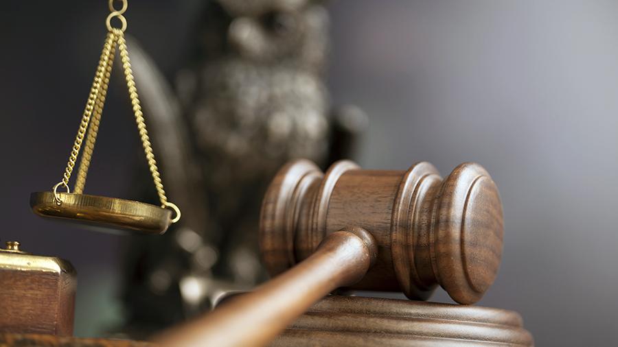 В Марксе сотрудница почты признана виновной в совершении ряда преступлений Собранные Марксовским межрайонным следственным отделом следственного управления СК России по Саратовской области доказательства явились достаточными для признания виновной сотрудницы почты в совершении преступлений предусмотренных ч 3 ст 159 УК РФ мошенничество совершенное в крупном размере и ч 1 ст 292 УК РФ служебный подлог Следствием и судом установлено что в период с августа 2024 года по март 2025 года осужденная фиктивно трудоустроила свою знакомую в качестве сотрудника почты внося в официальные документы табели учета рабочего времени заведомо ложные сведения о якобы исполнении женщиной трудовых обязанностей Начисленную указанному сотруднику почты заработную плату в размере 120 тыс рублей фигурантка присвоила и распорядилась денежными средствами по своему усмотрению Приговором суда осужденной назначено наказание в виде штрафа в размере 300 тыс рублей подписаться на Следком 64 в MAX подать обращение