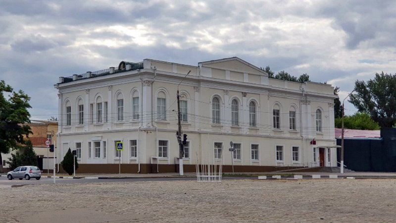 В Новочеркасске восстановят историческое здание Дворянского собрания.  На площади Ермака в Новочеркасске планируют отреставрировать здание Дворянского собрания. Соответствующий тендер опубликован на портале госзакупок. Заказчиком выступает Судебный департамент Ростовской области.   На данном этапе из бюджета области выделено более 2,7 миллиона рублей на изготовление проектно-сметной документации на капитальный ремонт здания. А реализацию самого проекта планируют осуществить за счет средств федерального бюджета.   Здание начало строиться в начале 19 века как резиденция для семьи атамана Матвея Платова, но так и не было достроено в связи с его смертью. Наследники атамана передали этот земельный участок с недостроенным зданием под строительство городской гимназии. Но правление Войска Донского распорядилось имуществом иначе, и на этом месте в 1836 году построили деревянный двухэтажный дом. В 1841 году в Новочеркасске было учреждено Дворянское собрание, и для него рядом с платовским участком в 1850 году было построено новое здание - Дворянское собрание, ставшее культурным центром Новочеркасска. В разное время здесь проходили театральные постановки  это здание несколько лет занимал театр , бальные вечера и проводились музыкальные концерты. В конце 19 века деревянный дом театра был разобран. А кирпичное здание Дворянского собрания сохранилось до наших дней. Сегодня там располагается Новочеркасский военный суд. Целью нынешней реставрации является сохранение объекта культурного наследия, которому сегодня уже почти 170 лет.