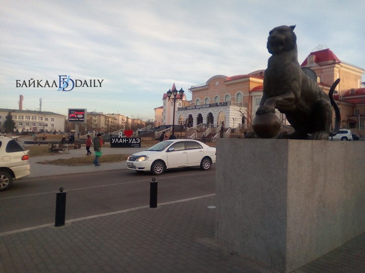 В Русском драматическом театре готовятся к премьере 25 и 26 октября на суд юных зрителей будет представлен спектакль Илья Муромец и Соловей разбойник Режиссер постановщик Евгений Мордвин и художник Анастасия Дайс создали яркий динамичный мир где былинные герои отправляются в фантастическое путешествие через всю Русь матушку моря и океаны и даже Древний Египет в погоню за коварным Соловьем разбойником Какими своих персонажей видят сами артисты Добрый сильный ответственный так охарактеризовал своего Илью Муромца исполнитель роли Никита Шабанов Громкий Хулиган Пакостник а так сказал Александр Фалилеев о Соловье разбойнике Весёлая добрая эксцентричная это Ольга Гонтарева о Бабе Яге Изворотливый хитренький ну и добренький таким видит Князя Роман Гаврилов 0