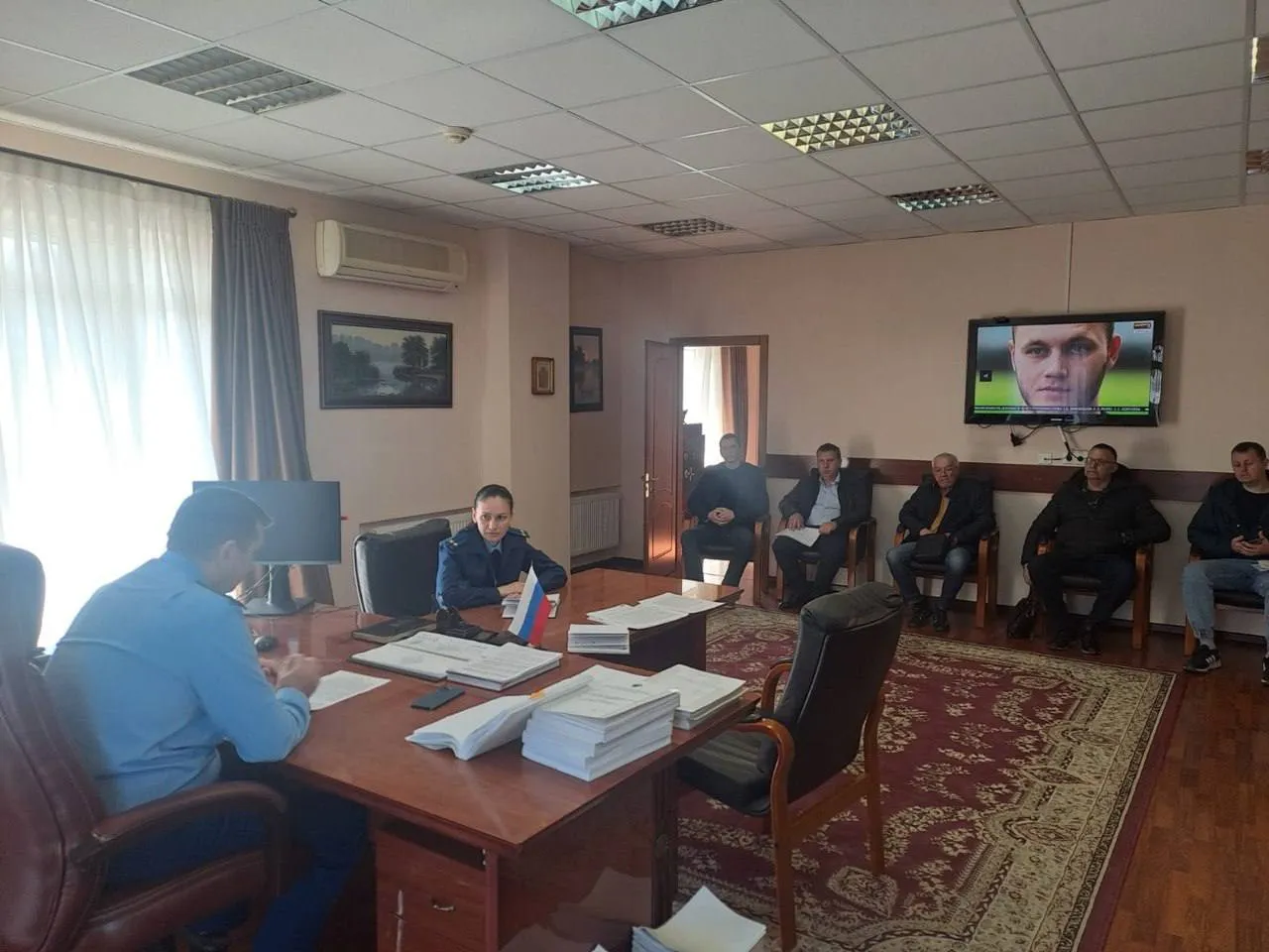 Прокуратурой Западного административного округа г Краснодара проведено совещание на предмет соблюдения требования законодательства при реализации региональной программы капитального ремонта Одним из наиболее востребованных направлений прокурорского надзора остается надзор в сфере соблюдения законодательства при реализации региональной программы капитального ремонта многоквартирных домов Постановлением администрации муниципального образования город Краснодар от 26 12 2025 8948 О внесении изменений в постановление администрации муниципального образования город Краснодар от 09 07 2025 4047 Об утверждении краткосрочного плана реализации региональной программы капитального ремонта общего имущества собственников помещений в многоквартирных домах на плановый период 2026 2028 годов этап 2026 года расположенных на территории муниципального образования город Краснодар утверждено проведение капитального ремонта по 26 ти многоквартирным домам расположенных на территории Западного внутригородского округа г Краснодара Установлено что в рамках реализации краткосрочного плана на этап 2026 года в настоящее время завершены строительно монтажные работы в 3 х многоквартирных домах в 14 ти многоквартирных домах ведутся работы по капитальному ремонту Во избежание нарушений требования законодательства при реализации региональной программы капитального ремонта жилищных прав граждан на комфортные и безопасные условия проживания невыполнению запланированных работ в предусмотренные сроки в прокуратуре округа проведено совещание с участием представителей регионального оператора и подрядных организаций на котором обсуждены имеющиеся трудности возникающие при проведении работ по капитальному ремонту а также вопросы соблюдения срока выполнения договорных обязательств По итогам совещания участвующим лицам объявлены предостережения о недопустимости нарушения законодательства при реализации региональной программы капитального ремонта