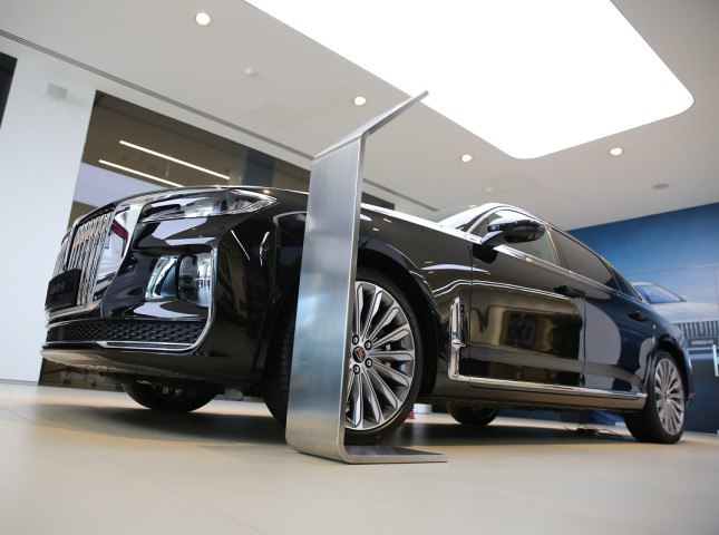 Продажи премиальных автомобилей в апреле упали на 35% Согласно данным агентства «АВТОСТАТ», по итогам апреля 2025 года в России было реализовано 10,2 тыс. новых машин премиум-брендов – на 35% меньше, чем за тот же месяц прошлого года. Поскольку весь российский авторынок за отчетный период снизился только на 26%, поэтому доля премиум-сегмента за год уменьшилась с 11,4% до 10%. Подробнее на сайте autostat.ru