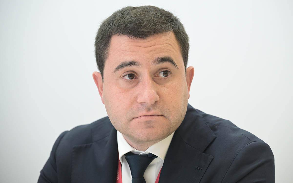 Замминистра строительства и ЖКХ РФ Никита Стасишин прокомментировал отмену моратория на штрафы для застройщиков и продление отсрочки на их выплату По его словам поручение президента выполнено на дома которые вводятся в эксплуатацию с 1 января этого года уже не будет действовать мораторий Но девелоперам предоставлена отсрочка по выплате накопленных за период действия моратория обязательств до конца 2026 года По сути это просто постепенный выход из моратория с целью сохранения устойчивости отрасли Речь идет о тех проектах которые были сданы в период действия отмененных сейчас мер поддержки отрасли Отсрочка позволит застройщикам спланировать выплаты и тем самым сбалансировать ликвидность выполнять обязательства перед гражданами в части завершения строительства домов и передачи ключей новоселам И не менее важно этот механизм позволит сохранить источник для выполнения всех обязательств перед банками в части затрат на обслуживание кредитов и проектного финансирования которые напрямую зависят от ключевой ставки и являются значительной частью инвестиционной себестоимости любого проекта отметил Никита Евгеньевич Всё о стройке в MAX