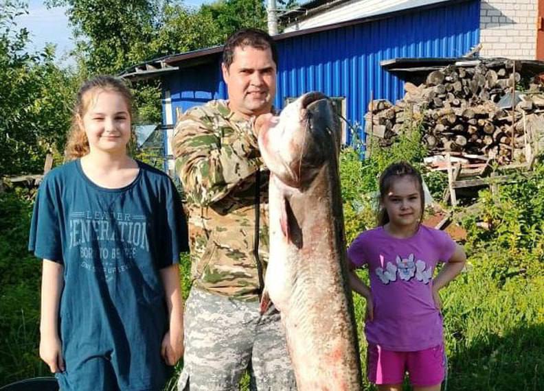 В Калужской области рыбак поймал сома весом 26 кг  Гигантская рыба попалась на крючок на Оке в Ферзиковском районе, сообщает информцентр "Маяк".  Александр Рамазанов приехал в место, где многие рыбаки сидели уже больше суток. И уже через 15 минут начало клевать.  Вытащить огромную рыбу из воды помогли другие рыбаки.  «Первый трофей в жизни, - говорит Александр. - За одну рыбалку наловился на год вперед».