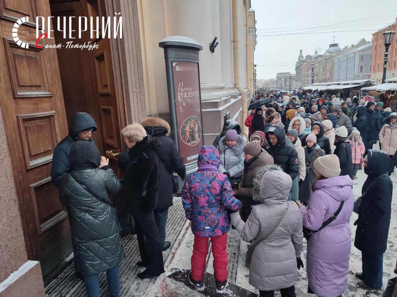 Огромные очереди в Русский музей  В дни новогодних каникул петербуржцы и гости города столкнулись с многочасовыми очередями в Русский музей. Очевидцы сообщают, что на вход в Михайловский дворец работает всего одна дверь.  Даже после того, как посетители попадают внутрь, испытания не заканчиваются: им приходится стоять в очереди на выставку Брюллова. Такая же ситуация наблюдается и у Государственного Эрмитажа.  Фото: Александр Глуз  Вечерний Санкт-Петербург