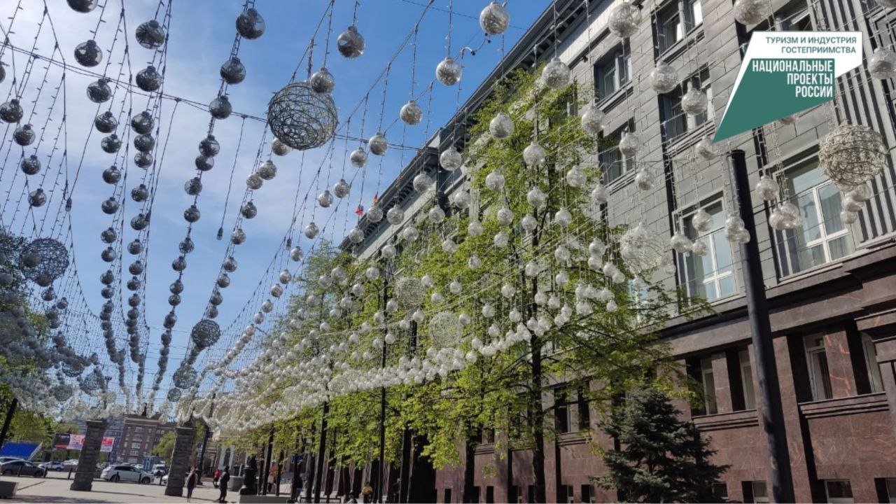 Центр Челябинска ждет большое преображение Наш город получил финансовую поддержку для обустройства популярных пешеходных зон Более 27 млн рублей в рамках нацпроекта Туризм и гостеприимство одобрило Главное управление координации развития туризма Челябинской области Сейчас стороны оформляют все документы чтобы можно было приступать к реализации планов А планы действительно масштабные В зоне внимания три самых популярных места легендарная Кировка участок проспекта Ленина от ЮУрГУ до улицы Свободы и набережная реки Миасс Их сделают ещё красивее и удобнее для челябинцев и гостей города Что нового На этих маршрутах появятся современные скамейки и урны которые не боятся ни капризов погоды ни вандалов Любители истории оценят стереоскопы со старыми фото Челябинска На Кировке откроют еще один информационный центр для туристов а также установят два современных всесезонных туалета Эти объекты будут адаптированы для людей с ограниченными возможностями здоровья   Завершить работы планируется до конца 2026 года Фото Анна Меркушева Присоединяйтесь к нашим сообществам будьте в курсе последних новостей MAX ВКонтакте Одноклассники