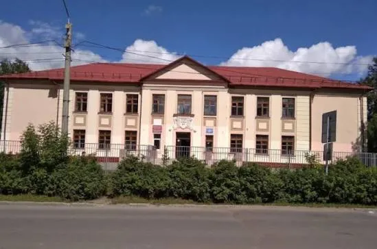 В Томске ищут подрядчика для капремонта школы 31 Мэр Томска Дмитрий Махиня сообщил что власти объявили конкурс на поиск подрядчика для капитального ремонта основного здания школы 31 Работы планируют провести в этом году по нацпроекту Молодежь и дети Начальная стоимость контракта составляет 97 млн рублей По словам мэра подрядчику предстоит укрепить фундамент отремонтировать цоколь кровлю и фасад а также провести работы по ремонту перекрытий Махиня напомнил что компания Монтажстрой уже приступила к ремонту отдельно стоящих мастерских школы Здание ранее признали аварийным и вывели из эксплуатации несколько лет назад Изначально на ремонт мастерских из федерального и областного бюджетов предусматривалось 25 5 млн рублей однако власти дополнительно направили около 30 млн рублей из городского бюджета чтобы провести работы в полном объеме После подписания контракта на ремонт основного корпуса мэр пообещал выехать на объект и встретиться с новым подрядчиком