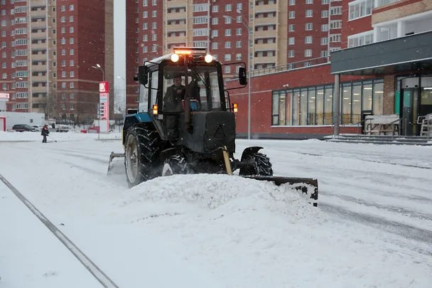 Депутаты Перми обсудили качество уборки снега и вывоза мусора Депутаты Пермской городской думы обсудили качество уборки снега в Перми. Поводом для этого стала масса обращений от жителей города за время новогодних праздников о некачественной уборке снега и несвоевременном вывозе мусора с контейнерных площадок. В середине января парламентарии провели инспекцию улиц в своих избирательных округах и пришли к выводу, что центральные дороги чистятся неплохо, но сохраняются проблемы некачественной уборки во дворах, внутриквартальных проездах, на пешеходных переходах, парковках и местах возле социальных объектов. Депутаты считают, что если мэрия не может грамотно организовать уборку, то чиновники сами должны взяться за лопаты.