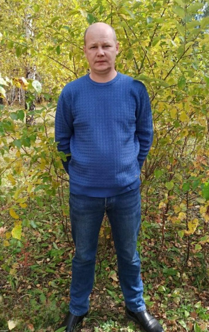 Житель Иркутской области спас семью на пожаре Анатолий Качалов рано утром ехал с работы и увидел, что горит веранда дома на улице Орджоникидзе в городе Черемхово. Он сразу позвонил в пожарную охрану и, не теряя ни минуты, начал стучать в окна, чтобы разбудить людей. «Я увидел дым издалека, что-то мне подсказало, что здесь нужна помощь. Предчувствие не подвело. Огонь преградил путь к выходу, поэтому четыре ребенка и двое взрослых выбирались из горящего дома через окно. Я им в этом помог. Главное, что все живы и здоровы», - поделился Анатолий. Пламя на 30 квадратах ликвидировали 10 огнеборцев с помощью 2 единиц техники МЧС России. Дознаватели ведомства установили, что причиной пожара стало короткое замыкание электропроводки, вызванное перегрузом электросети. К удлинителю были подключены холодильник, лампа и музыкальный центр. МЧС России напоминает, как избежать пожара: уходя из дома, выключай электроприборы; замени ветхую проводку; не перегружай электросеть Ваша безопасность - ваша ответственность!