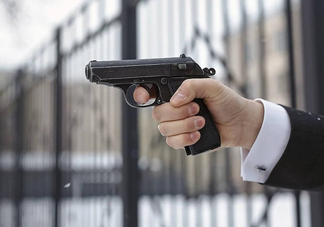 В Оренбуржье задержан мужчина, угрожавший пистолетом пассажиру автобуса  В Шарлыке задержан 37-летний мужчина, он подозревается в участии в резонансном инциденте, случившемся у кафе. Об этом сообщили сегодня в УМВД по Оренбургской области.  Предварительно установлено, что между местным жителем и пассажиром маршрутного автобуса произошел словесный конфликт из-за брошенных мимо урны остатков мороженого.   «Подозреваемый достал из своего автомобиля предмет, схожий с пистолетом, и подошел с ним к автобусу, что напугало остальных пассажиров, после чего скрылся с места происшествия», — пояснили в полиции.  Во время обыска полицейские изъяли у подозреваемого пистолет, стреляющий резиновыми пулями. Возбуждено уголовное дело по ч. 2 ст. 213 УК РФ «Хулиганство».