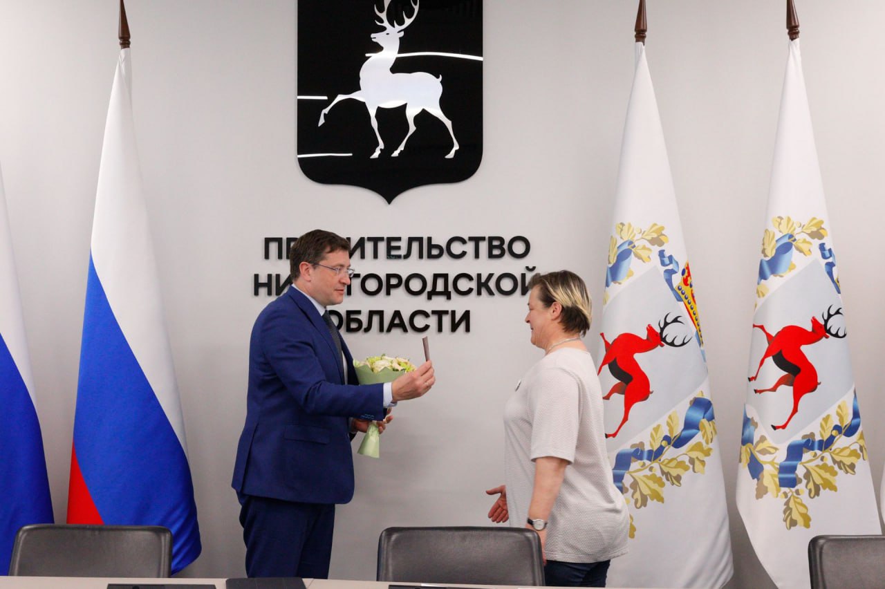 Гражданка Германии Лиане Килинч получила паспорт РФ в Нижнем Новгороде «Я считаю, что это заслуженная награда за самоотверженный труд. Лиане Килинч – действительно, смелый, идейный и справедливый человек. Она посвятила свою жизнь гуманитарным миссиям и антифашистской борьбе. Искренне восхищаюсь, как она, будучи гражданкой Германии, помогала жертвам украинских нацистов на Донбассе, несмотря на давление со стороны германских властей», – заявил Глеб Никитин. Нижегородская Стрелка Z Подпишись