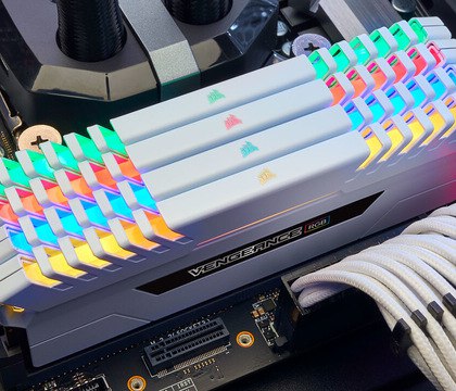 Из за резкого роста цен на ОЗУ в ComputerBase предлагают снова собирать бюджетные ПК на DDR4 Издание добавило в свои рекомендации две новые сборки работающие с памятью предыдущего поколения Ранее эксперты советовали собирать ПК исключительно на актуальных платформах В связи со стремительным взлетом цен на оперативную память и SSD накопители ComputerBase обновило свое руководство по сборке игровых ПК