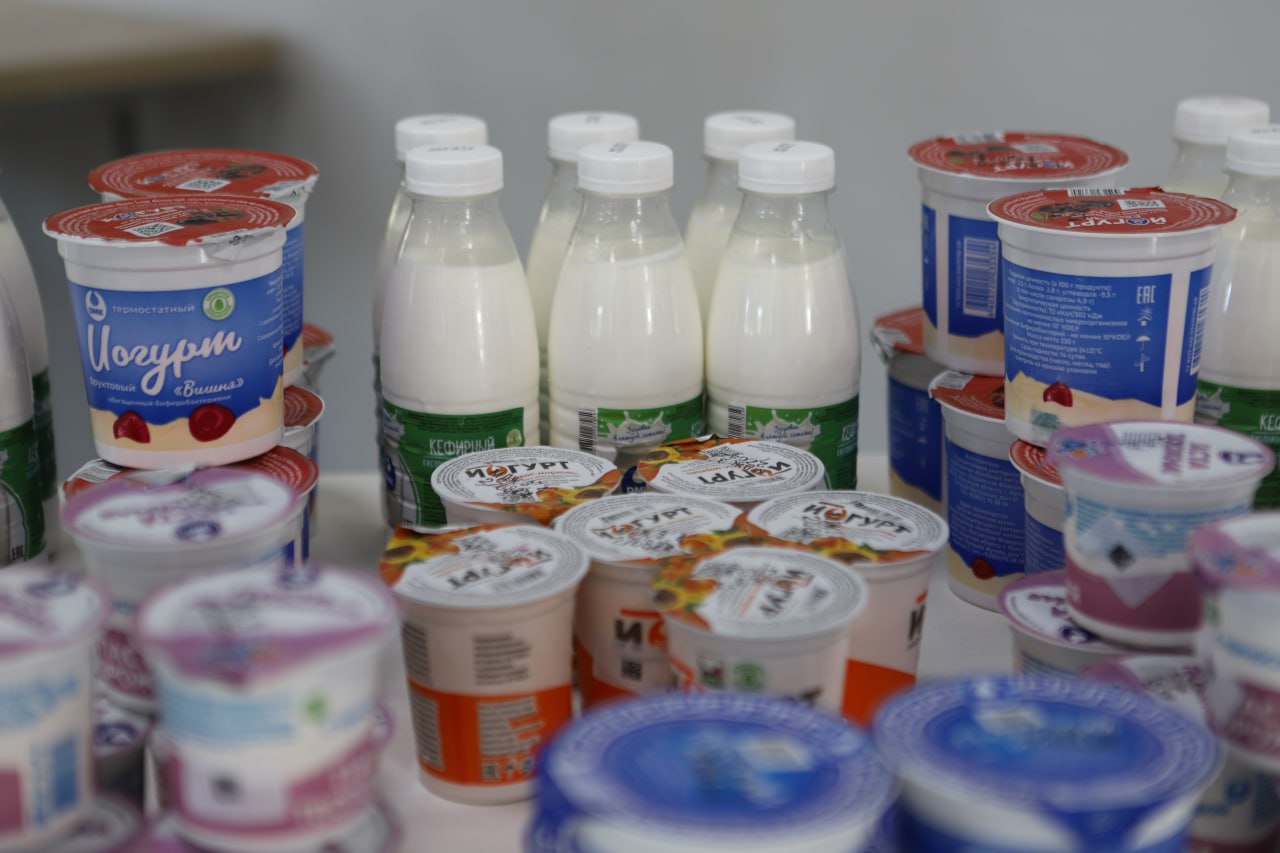 Молочные кухни Иркутска обеспечивают продукцией льготные категории граждан в штатном режиме В связи с реорганизацией муниципального предприятия Комбинат питания в областном центре временно закрыты 45 торговых точек на базе которых функционируют молочные кухни В них прекратили осуществлять торговлю но по графику продолжают выдавать бесплатное питание для детей льготной категории горожан Как правило это многодетные и малоимущие семьи Обеспечение питанием детей в дошкольных и общеобразовательных учреждениях осуществляется в полном объеме Реорганизация проходит в соответствии с программой приватизации муниципального имущества города Иркутска утвержденной решением Думы Процесс связан с выполнением требований федеральных законов О государственных и муниципальных унитарных предприятиях и О защите конкуренции Контроль за их соблюдением осуществляет Федеральная антимонопольная служба Начиная с 14 ноября ведется оформление всех необходимых документов в том числе перерегистрация предприятия в Федеральной налоговой службе в кассовое оборудование вносят новые реквизиты организации меняют фискальные накопители По мере препрограммирования техники планируют открывать магазины Ориентировочно они начнут работать с 25 ноября Реорганизация не отразится на наших клиентах Цены на товары останутся прежними Планируем расширять ассортимент продукции уточнили в руководстве Комбината питания