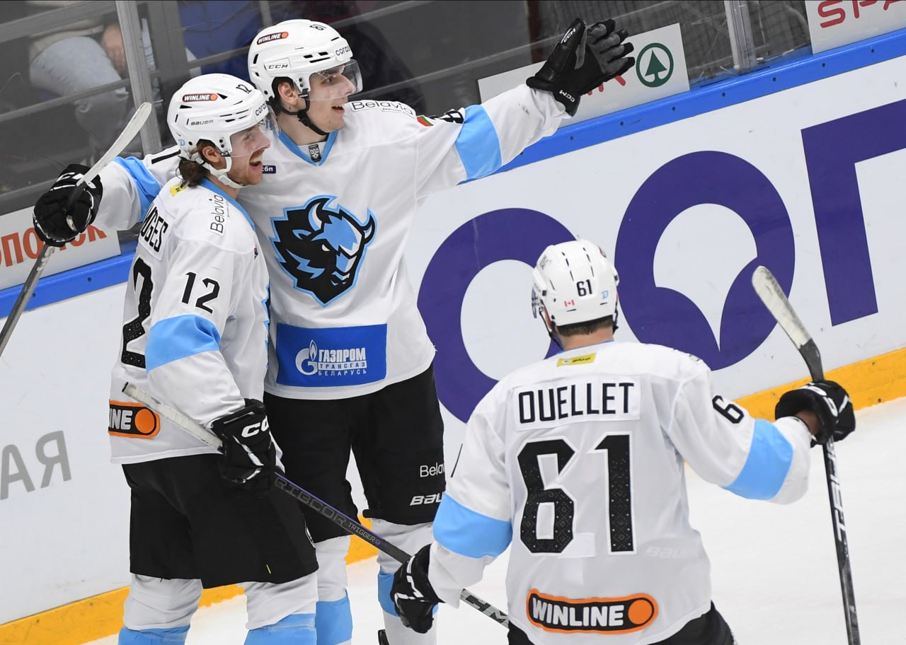 Получится ли у минского Динамо во второй раз в сезоне обыграть Амур Сегодня команды встретятся в Хабаровске На Минск Арене зубры одержали уверенную победу 6 2 Дублем в том матче отличился Вадим Мороз по шайбе забросили Илья Усов Даниил Сотишвили Егор Бориков и Брэди Лайл Нужно побеждать чтобы вернуться на первую строчку Западной конференции Болеем за динамовцев в 12 15 на Беларусь 5 hockeyby