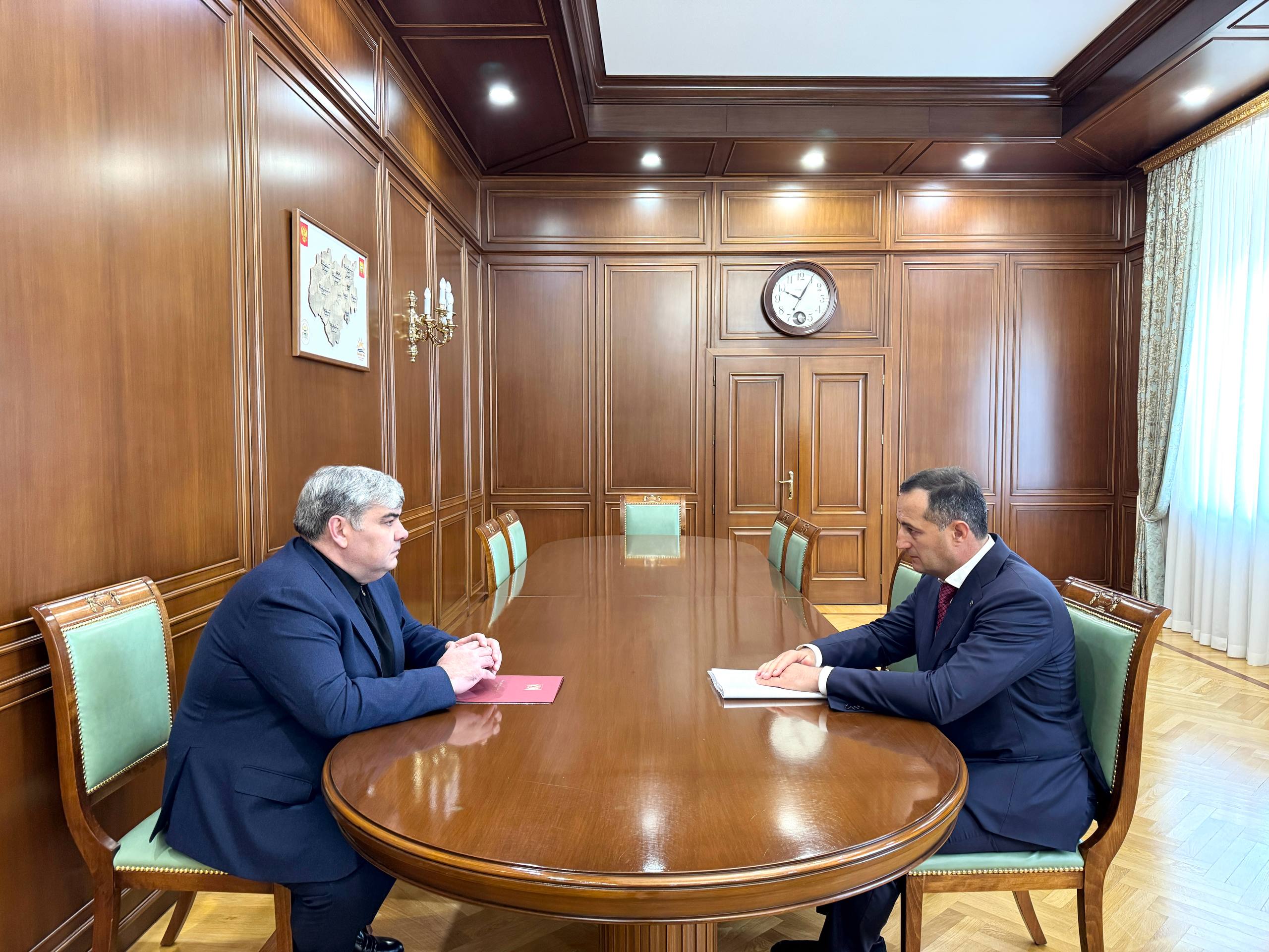 Провел рабочую встречу с главой местной администрации городского округа Баксан Хачимом Мамхеговым Обсудили вопросы дальнейшего социально экономического развития города Пожалуй наиболее значимый реализованный проект этого года в Баксане модернизация поликлиники Капитального ремонта здесь не было больше 50 лет износ здания был значительным поэтому провели его полную реконструкцию К медучреждению прикреплено более 60 тысяч жителей Баксана и Баксанского района Оно рассчитано на 750 посещений в день Конечно его кардинальное обновление и оснащение современным медоборудованием было крайне необходимо Здесь установили УЗИ аппарат маммограф рентгеновский комплекс стойку эндоскопической визуализации и другое Все это по национальному проекту Продолжительная и активная жизнь Получаю немало положительных отзывов от жителей Баксана Больницу будем обновлять и дальше На федеральном уровне уже прорабатываем возможность строительства нового хирургического отделения ЦРБ По нацпроекту Молодежь и дети ремонтируется школа 9 работы завершат в конце года А недалеко от новой школы 12 им Ю Гагарина в новом микрорайоне в наступающем году начнется строительство детского сада на 140 мест Кроме того планируется капитальный ремонт структурного дошкольного подразделения школы 5 где воспитываются 1100 детей Продолжается благоустройство улиц и ремонт дорог ведутся работы по реконструкции участков водопровода общей протяженностью более 4 2 километра В 2026 году продолжится строительство Баксанского группового водопровода по программе развития Северо Кавказского федерального округа капремонт берегоукрепительных сооружений на реке Баксан Планируется также строительство водозаборной скважины и реконструкция участков сетей водоснабжения и водоотведения общей протяженностью больше 5 5 километра Подписывайтесь на МАХ