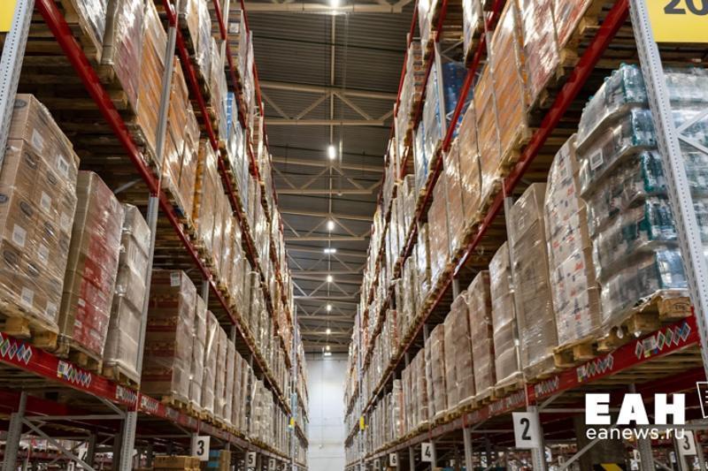 В магазинах «Светофор» в Челябинской области вновь выявили нарушения Уральское межрегиональное управление Россельхознадзора завершило внеплановую проверку в отношении магазинов сети. В пресс-службе ведомства сообщили, что инспекторы выявили многочисленные нарушения. Проверка затронула 45 магазинов ООО «Торгсервис 74». В 34 из них обнаружили нарушения при реализации продукции животного происхождения. Так, отсутствовали сопроводительные ветеринарные документы на мясные, рыбные и молочные продукты. Кроме того, в магазинах был нарушен температурный режим хранения мяса. Управление Россельхознадзора обязало организацию изъять из обращения и утилизировать более 270 кг мясной и молочной продукции, а также почти 2,2 тыс. банок консервов. За нарушение правил хранения товаров и требований технических регламентов ООО «Торгсервис 74» привлекли к административной ответственности.