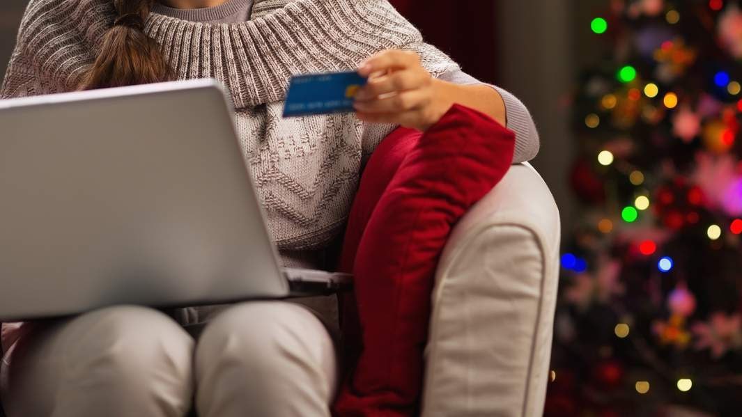 Мошенники продают фейковые билеты на Щелкунчик в Большом театре Предновогодний сезон всегда сопровождается повышенным спросом на культурные мероприятия и балет Щелкунчик в Большом театре традиционно становится одним из самых популярных спектаклей Этим активно пользуются мошенники Аферисты создают фейковые сайты продажи билетов поддельные страницы в соцсетях и рассылки с предложениями При этом самыми опасными остаются площадки двойники официального сайта Большого театра и билетных агрегаторов На таких страницах мошенники предлагают билеты по сниженным ценам или наоборот по завышенной стоимости обещая лучшие места После оплаты жертвы либо получают недействительные QR коды либо не получают ничего вовсе Будьте бдительны и проверяйте все данные перед покупкой в том числе адрес сайта наличие HTTPS юридические данные продавца и отзывы Подписаться на truekpru Читать нас в MAX