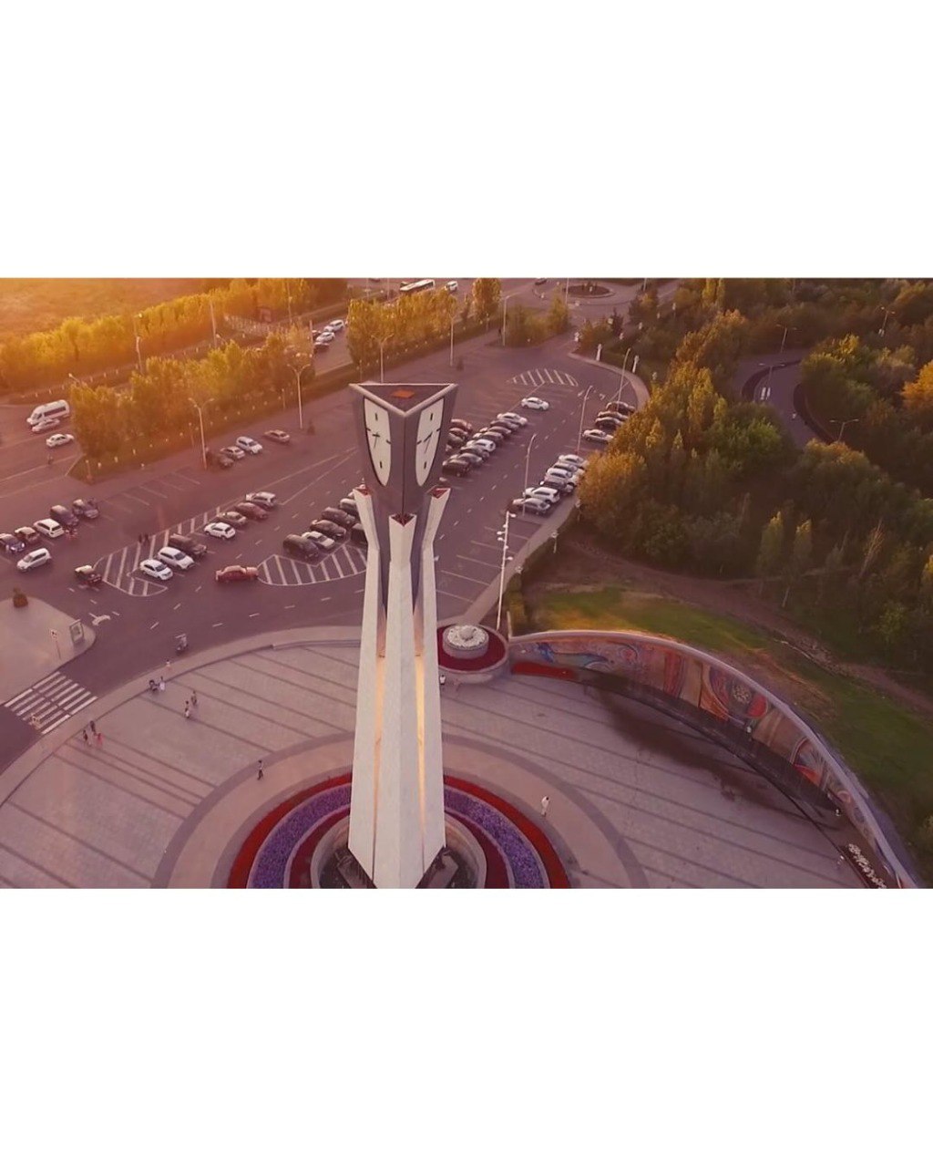 Центральный парк обновляют От «Казахстанского солнца» до набережной — в парке меняют плиты, чинят подсветку и фонтаны, обновляют скамейки. Главное — высадят 150 деревьев: ели и вязы. Будет зелено и уютно. Аллею частично перекроют, но пройти всё же можно. Работы — часть большого плана по озеленению города.