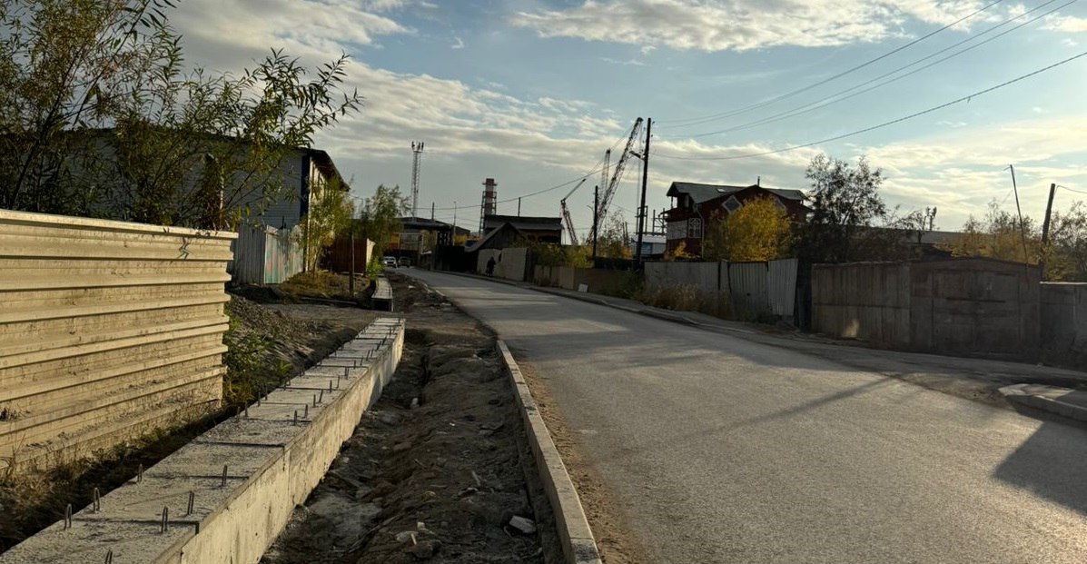 В Кобяйском районе исполняющая обязанности начальника отделения почтовой связи похитила 250 тысяч рублей  Прокуратура Кобяйского района поддержала государственное обвинение по уголовному делу в отношении местной жительницы. Она осуждена по ч. 3 ст. 160 УК РФ  присвоение .  В суде установлено, что исполняющая обязанности начальника отделения почтовой связи с. Себян-Кюель путем свободного доступа похитила из сейфа вверенные ей 250 тысяч рублей, которыми распорядилась по собственному усмотрению.  "Суд с учетом мнения государственного обвинителя, признания вины, возмещения в полном объеме причиненного ущерба, приговорил женщину к 2 годам лишения свободы условно с испытательным сроком на 2 года", - сообщает пресс-служба прокуратуры республики.  Приговор не вступил в законную силу.