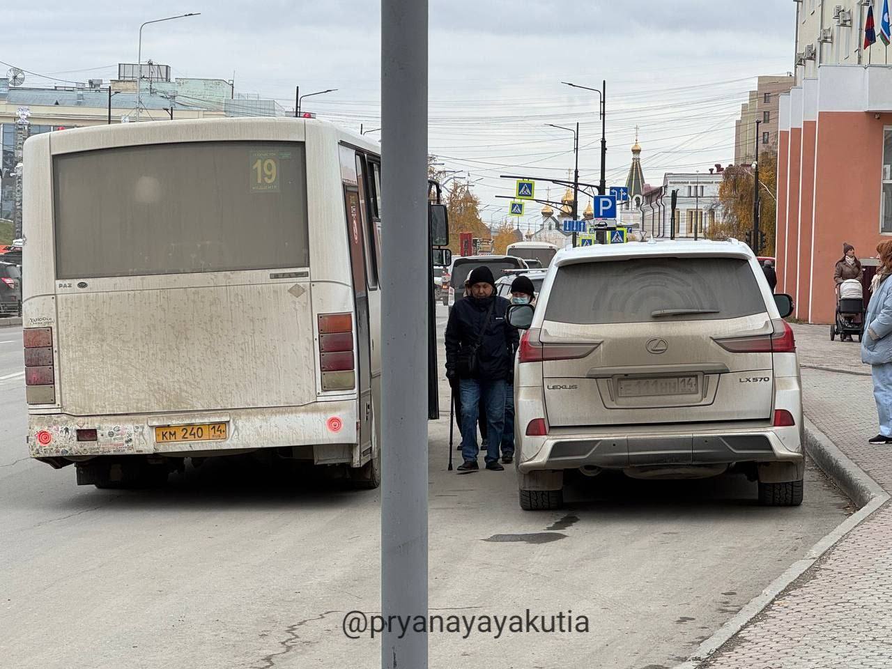 В ходе мониторинга сети Интернет сотрудники Госавтоинспекции в одной из социальных сетей выявили публикацию о нарушении Правила дорожного движения   На публикации водитель автомобиля «Lexus LX570» в нарушение Правила дорожного движения припарковал ТС в кармане для остановки общественного транспорта, создав помехи.  Водитель данного транспортного средства был оперативно установлен и привлечен к ответственности. В отношении нарушителя составлен административный материал по ч.3.1 ст.12.19 КоАП РФ за остановку или стоянку на остановках маршрутных ТС или ближе 15 метров от них  штраф в размере 1000₽ .  Госавтоинспекция напоминает о строгом соблюдении требований правил дорожного движения. Будьте благоразумны! Берегите себя и тех кто рядом.  Госавтоинспекция Якутии