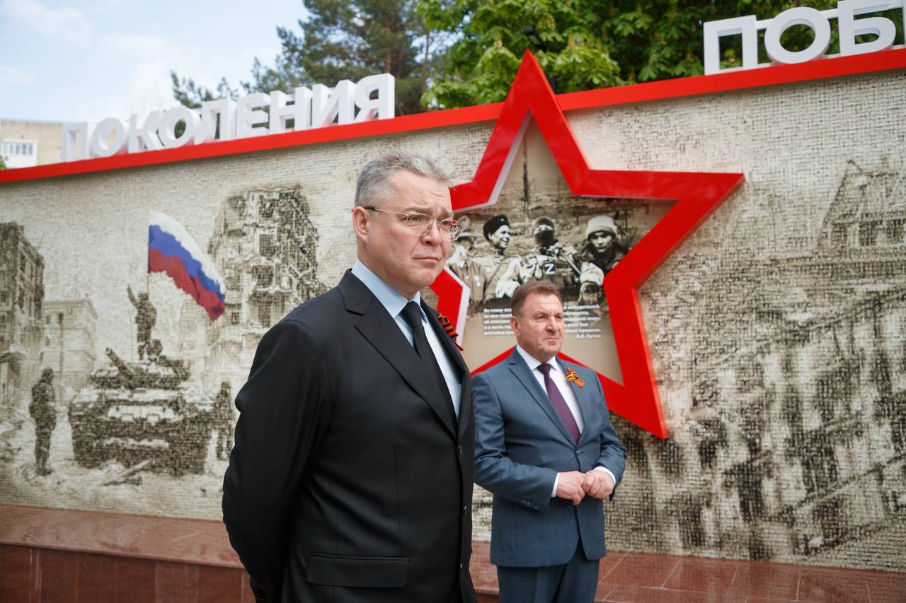 Сегодня в Ставрополе вместе с главой города Иваном Ивановичем Ульянченко осмотрели панно «Поколения Победителей». До 7 мая 33 таких панно появятся во всех округах края. Эта идея пришла от самих людей. Сегодня все больше семей участников специальной военной операции обращаются с просьбой увековечить память о своих родных. Чтобы рядом с героями Великой Отечественной войны, участниками локальных конфликтов стояли и современные защитники Родины - участники СВО- которые с оружием в руках продолжают дело предков. И это - связь всех защитников нашей страны, готовых в любой момент бороться за свободу России и за мирное небо над ней. Мы реализовали эту инициативу. На панно — более 40 тысяч фотографий. Это воины, которые с 1941 года и по сей день отстаивали и отстаивают безопасность нашей страны. Здесь можно увидеть фотографии своих дедов и прадедов, отцов, братьев, друзей. Чтобы люди могли прийти и сказать: вот наш герой. И его фотография стоит в одном ряду с победителями прошлых лет. Это и память, и передача этой памяти будущим поколениям. Чтобы дети и внуки знали, что на этой земле всегда были герои, и что победа в нашем Отечестве всегда остается за нами. Именно в этом — сила и единство большого русского воинства.