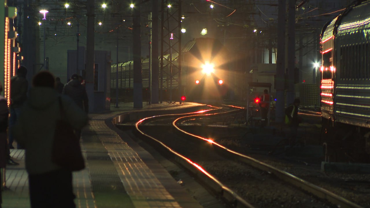Дополнительные поезда организуют в новогодние праздники из Москвы в Волгоград Всего по стране с 26 декабря по 12 января будет предложено 5 5 миллиона мест Это соответствует аналогичному периоду прошлого года Организовано будет почти 670 дополнительных рейсов сообщением из Москвы Санкт Петербурга Екатеринбурга Тюмени Перми Самары Ростова на Дону и других городов Подписаться Перейти на сайт