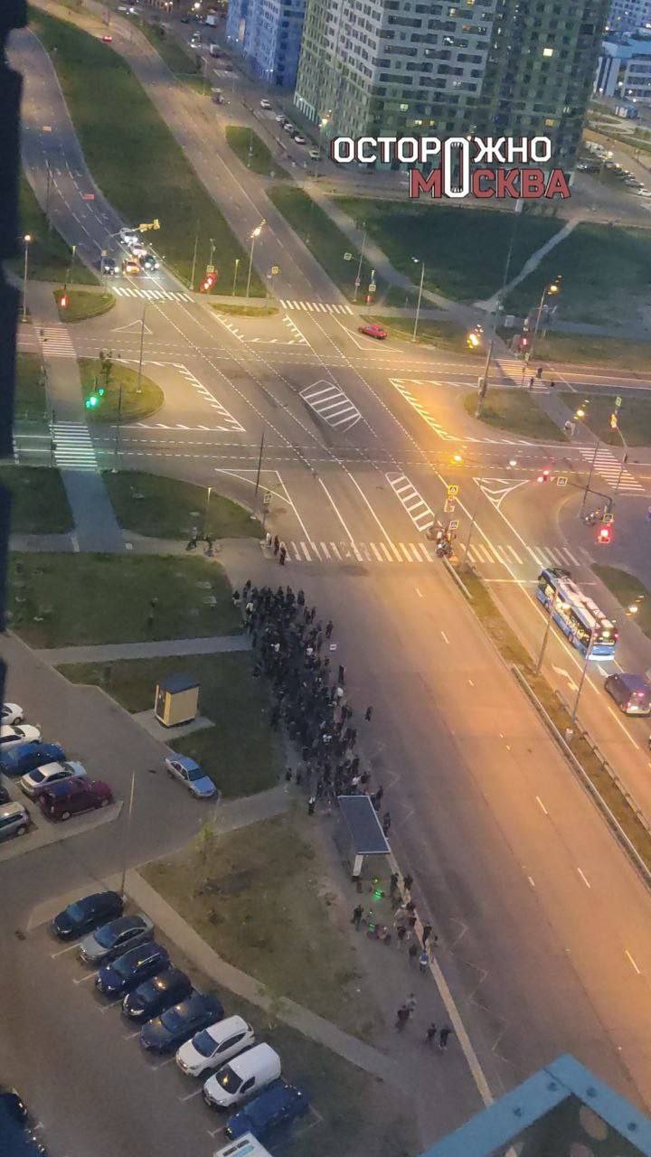 В столичный район Некрасовка направлен наряд полиции: причиной этому стал рейд «Русской общины». Как рассказали «Осторожно, Москва» очевидцы, от 100 до 200 молодых людей, состоящих, предположительно, в «Русской общине», столпились в одном из дворов и выкрикивают различные лозунги. На место выехало несколько полицейских экипажей.