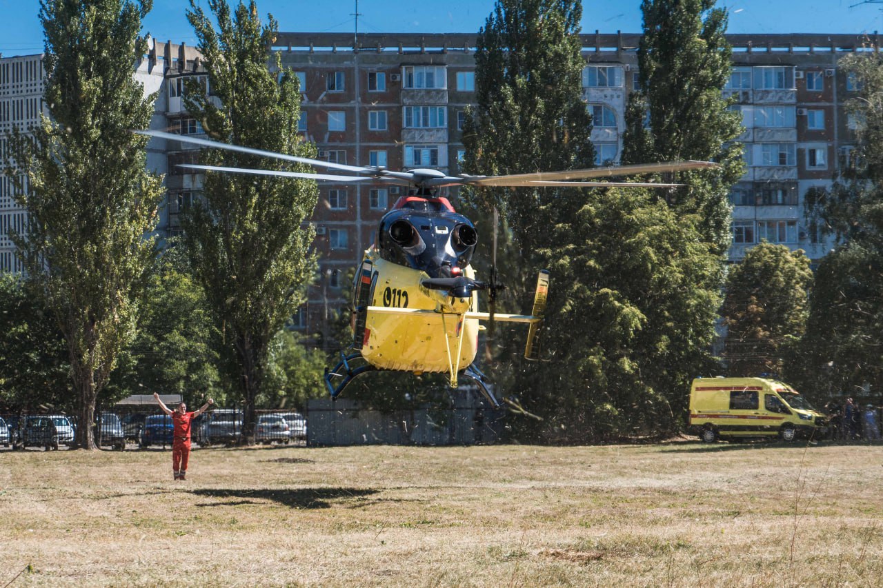 Пожилого ставропольца, упавшего с высоты, доставили в больницу санавиацией  72-летний мужчина сломал бедренную кость и ушиб грудную клетку, упав с высоты 2,5 м. В больницу Ставрополя пенсионера транспортировали с помощью вертолёта скорой помощи.    «Благодаря оперативной работе службы санавиации, пострадавший был быстро доставлен в стационар, где ему уже оказывают специализированную медицинскую помощь», — пояснили в пресс-службе медучреждения.