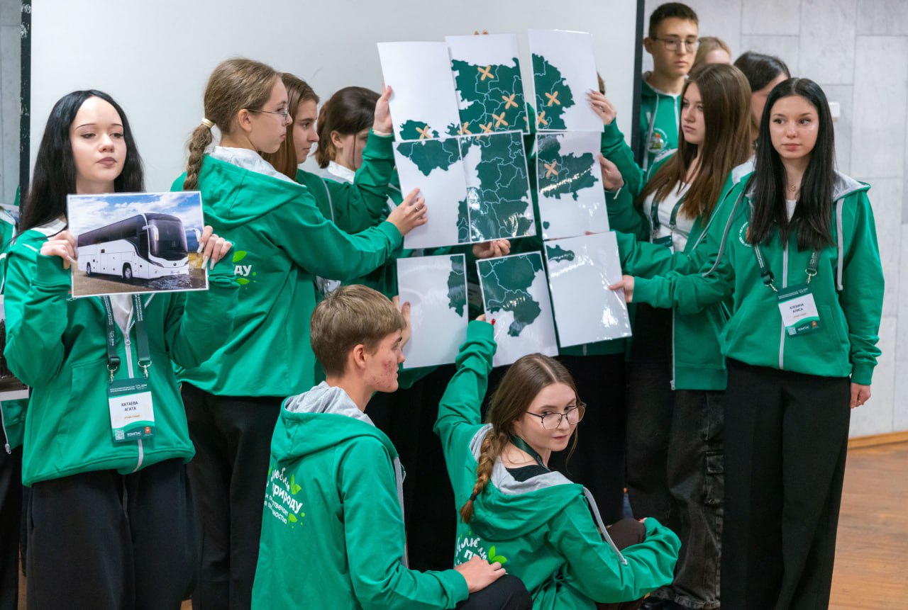 Детский экофорум в Челябинске заинтересовал 30 миллионов человек Опыт проведения ДЭФ 2025 возьмут на вооружение при подготовке Всероссийского детского экологического форума Он в четвертый раз пройдет в Челябинске Тысячи юных защитников природы со всей страны представляют на нем свои проекты которые помогут сохранить и улучшить окружающую среду Популярность мероприятия растет с каждым годом Совокупный медиа охват форума превысил 30 миллионов человек что подтверждает высокий общественный интерес и федеральный масштаб проекта отметили в пресс службе Фонд поддержки и развития экологических инициатив Компас По словам организаторов предыдущий форум стал важным этапом в его развитии Он объединил свыше пяти тысяч школьников их наставников ученых экспертов представителей власти На нем представили более 250 научных докладов и проектов в сфере экологии Лучшие инициативы получили финансовую поддержку Подписаться на vecherchel   Поддержать Читать в Мах