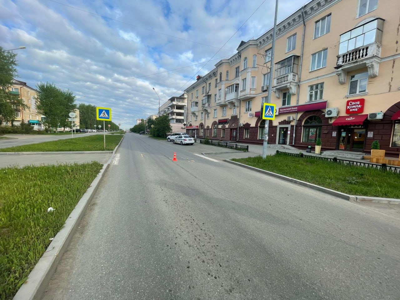 В Нижнем Тагиле девушка на ВАЗе сбила подростка и скрылась Автомобилистка на ВАЗе сбила подростка на Вагонке и уехала с места ДТП. Её разыскали и лишили прав, рассказали в Госавтоинспекции. ДТП произошло днем 23 мая на проспекте Вагоностроителей у кафе «Своя компания». Там 22-летняя девушка за рулем ВАЗ-2114 не пропустила на пешеходном переходе 15-летнего подростка. После наезда водитель скрылась, пострадавшая девочка обратилась в Детскую больницу. С травмой головы ее госпитализировали. По данным ГАИ, девочка убедилась, что все машины стоят, и начала пересекать дорогу по нерегулируемой «зебре». Неожиданно из левой полосы выскочила легковушка и сбила её. Водителя нашли с помощью камер «Безопасного города». Нарушительница объяснила инспекторам, что испугалась, поэтому скрылась. 26 мая Дзержинский райсуд признал её виновной по ч.2 ст. 12.27 КоАП оставление водителем места ДТП . Девушку лишили прав на 1 год. Место ДТП / Фото: Госавтоинспекция Сообщить новость: Наш сайт Новостная телега