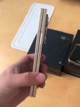 Samsung Galaxy Z Fold 6 Special Slim Edition может появиться в Китае под названием W25  Решение о названии смартфона остается большой неразберихой. Подлив масла в огонь, два источника поделились дополнительной информацией о том, что может произойти. Источник в цепочке поставок дисплеев Росс Янг заявил, что Samsung заменила W25 на Galaxy Z Fold 6 Special Edition. Ранее компания выпускала телефоны Galaxy Z Fold под брендом W с другим дизайном задней панели. После этого события Эван Бласс прокомментировал откровение Росса. В утечке говорится “Это W25", что указывает на то, что Samsung выпустит Galaxy Z Fold 6 Special Edition под названием W25 в Китае, продолжая свою складную линейку.  — Galaxy Z Fold 6 Special Edition имеет более тонкий дизайн, чем Z Fold 6. Компания также снизила вес, несмотря на увеличение основного экрана и экрана на обложке, а также продолжающуюся поддержку S Pen.   200-мегапиксельная камера - еще одно возможное обновление Fold 6 SE. По слухам, телефон будет оснащен основной камерой S24 Ultra. Примечательно, что Fold 6 оснащен 50-мегапиксельным сенсором, который использовался и в предыдущих моделях.  Samsung может анонсировать ограниченную серию складных телефонов в конце этого месяца.