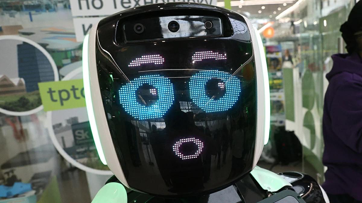 Смягчение требований по локализации робототехники для компаний-производителей принято «временно на этот год», заявил 21 мая министр промышленности и торговли Антон Алиханов на заседании комитета Госдумы по промышленности и торговле Это, по его словам, позволит отнести к отечественной продукции больше решений Такая мера, пояснил Алиханов, призвана «обеспечить конкуренцию при отборах на меры поддержки по внедрению роботов» Он уточнил, что первый отбор по мерам поддержки уже прошел, сейчас Минпромторг намерен провести второй этап – за счет смягчения требований Согласно принятому постановлению правительства от 26 февраля 2025 г., опубликованному на портале нормативно-правовых актов, необходимый балл для признания отечественности робототехники был снижен с 50 до 35 Но с 1 января 2026 г. производитель будет обязан обеспечить не менее 50 баллов, а с 1 января 2027 г. – уже не менее 60 Нехватка отечественных комплектующих пока не позволяет добиться более высокого уровня импортозамещения Подписаться