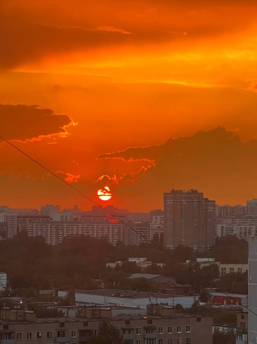«Кровавая луна» взошла в небе над Москвой Жители столицы делятся в соцсетях кадрами великолепного заката и огромной красной луны. Фото: АиФ, соцсети / Все каналы АиФ