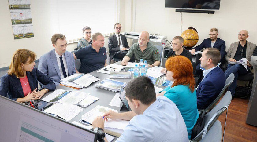 В Запорожской области запланировано строительство новой объездной автодороги Строительство нового логистического хаба — участка автодороги в обход поселка городского типа Михайловки обсудили на совещании в Мелитополе, сообщила пресс-служба Министерства строительства, архитектуры и ЖКХ Запорожской области. Совещание прошло под руководством директора Единого института пространственного планирования РФ Дины Саттаровой и главы Михайловского округа Вячеслава Бедняка. «Обсуждали сегодня возможность формирования транспортного коридора для дополнительного участка автодороги в обход поселка городского типа Михайловки. Строительство здесь логистического хаба может стать неоспоримым преимуществом Михайловского округа, позволит создать новые места приложения труда и дать импульс развитию экономики», — отметила Саттарова. Фото: пресс-служба Министерства строительства, архитектуры и ЖКХ Запорожской области Читать полностью