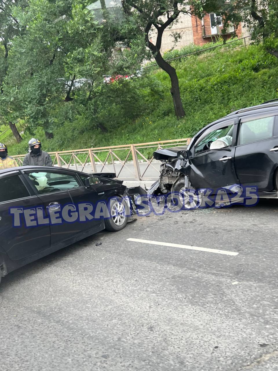 Во Владивостоке на Баляева парализовало дорогу из-за жесткого ДТП — есть пострадавшие  На месте работают спасатели и медики.  Фото: