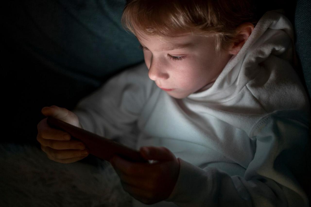 Популярные у подростков сайты с готовыми домашними заданиями могут попасть под запрет Минпросвещения готовит запрет распространения в интернете и соцсетях готовых решений домашних заданий из школьных учебников а также разборов заданий Всероссийской олимпиады школьников В министерстве считают что свободный доступ к таким ответам подпитывает списывание убивает мотивацию учиться и в итоге снижает качество знаний А с олимпиадами история еще веселее если решения гуляют по Сети сама олимпиада теряет смысл и доверие   Подпишитесь на Абзац TG VK Дзен MAX Rutube