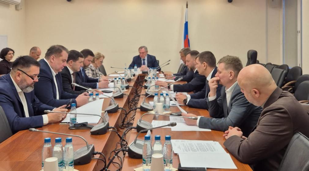 Николай Шульгинов Вопрос соблюдения действующего законодательства о госрегулировании тарифов стоит на особом контроле Государственной Думы Комитет ГД по энергетике поддержал наделение ФАС России новыми полномочиями по контролю над реализацией региональными тарифными органами действующего законодательства о государственном регулировании цен тарифов в электроэнергетике и теплоснабжении Соответствующий проект закона рекомендован к принятию в первом чтении Как отметил на первом в весеннюю сессию заседании председатель комитета по энергетике Николай Шульгинов вопрос соблюдения действующего законодательства о госрегулировании тарифов стоит на особом контроле Государственной Думы Проведенные в конце 2025 года мероприятия парламентского контроля свидетельствуют о значительном количестве нарушений в этой сфере Так например только по итогам проверок ФАС России в 2025 году было выдано 182 предписания об устранении выявленных нарушений в тарифном регулировании и решений об отмене тарифов утвержденных региональными тарифными органами с нарушением действующего законодательства Общая сумма экономически необоснованных средств предписанная ФАС России к исключению из тарифов составила 50 3 млрд руб Поэтому принятие норм которые позволят оперативно устранять нарушения в сфере тарифного регулирования выявляемые федеральными контролирующими органами представляется актуальным пояснил Шульгинов Поддерживая законопроект в первом чтении комитет считает целесообразным при его подготовке ко второму чтению включить нормы о наделении ФАС России полномочиями по принятию актов замещающих отмененные решения региональных тарифных органов поскольку фактически именно ведомством осуществляется федеральное регулирование в этом случае Также предлагается дополнительно уточнить каким образом будет действовать проектируемый механизм при применении к региональным тарифным органам мер прокурорского реагирования и конкретизировать термин неоднократно Также комитет поддержал в первом чтении идущий в пакете законопроект О внесении изменений в КоАП которым предлагается установить ответственность должностного лица регионального тарифного органа в виде дисквалификации при неоднократном три и более раза в течение года невыполнении им в установленный срок предписания решения ФАС России ergosdumaofficial