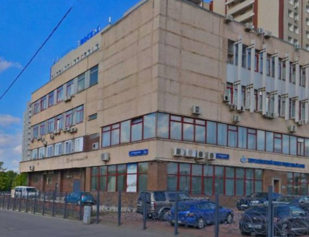 Судебные приставы выставили на продажу старый бизнес-центр на 4650 кв.м на Алтуфьевском шоссе 2А  это рядом с метро «Владыкино» . Торги, запланированные на самый конец августа, пройдут в рамках взыскания долга фирмы «Стройпрогресс» перед налоговиками. Стартовая цена - 833,4 млн руб. Посмотрим, заинтересует ли этот объект кого-либо. Впрочем, аукцион может и не состояться. Задолженность «Стройпрогресса» перед налоговиками составляет всего 20 млн руб.  с копейками . Скорее всего, компания просто расплатится.