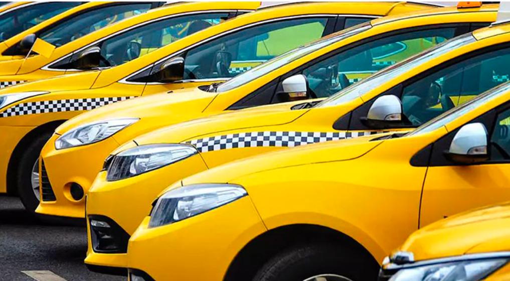 Более 60 таксопарков не планируют обновлять авто в связи с законом о локализации Это результаты опроса Национального совета такси Среди основных причин такого решения представители бизнеса называют низкую окупаемость машин высокую стоимость российских автомобилей а также нежелание пассажиров ездить на них При этом отмечается что около трети опрошенных планируют вовсе покинуть рынок после вступления в силу закона о локализации Напомним что закон вступает в силу уже 1 марта следующего года россия общество законы автомобили