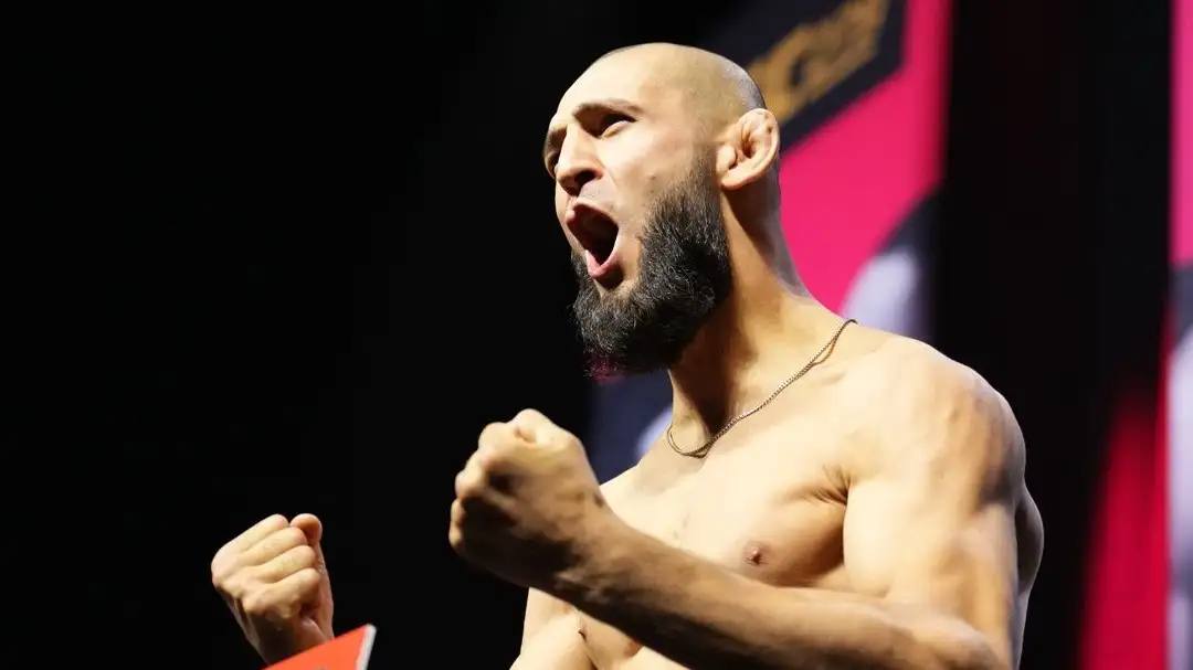 Хамзат Чимаев составил идеального бойца UFC 31-летний топовый и непобеждённый боец UFC, выступающий в среднем весе, чеченец Хамзат Чимаев составил идеального бойца UFC в интервью порталу TNT Sports. Идеальный боец, по мнению Хамзата Чимаева: сила – Хамзат Чимаев; выносливость – Мераб Двалишвили; лег-кики/удары ногами – Алекс Перейра; бойцовский IQ – Деметриус Джонсон; борьба – Хамзат Чимаев; крепость челюсть/способность держать удары – Хамзат Чимаев; навыки выступлений на публике – Конор Макгрегор. В воскресенье, 17 августа, Хамзат Чимаев проведёт титульный бой UFC в среднем весе против южноафриканца Дрикуса Дю Плесси на турнире UFC 319 в Чикаго США .