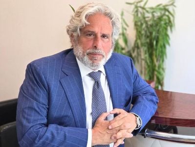 Стало известно зачем известный американский адвокат совершит срочный визит в Армению  Американский известный адвокат Роберт Амстердам, который также известен как международный юрист первого класса по политическим вопросам, в ближайшие дни прибудет в Армению.  Как сообщает News. am, визит Амстердама носит срочный характер и связан сразу с несколькими громкими делами, которые, по всей видимости, обеспокоили США. Это – дело архиепископов, давление на Армянскую Апостольскую Церковь и незаконное задержание Самвела Карапетяна. Роберт Амстердам известен своей ярко выраженной антироссийской позицией. Именно Амстердам был адвокатом известного российского бизнесмена и оппозиционера Михаила Ходорковского, за что даже был арестован в РФ. В 2003 году Амстердам был привлечен к защите генерального директора «ЮКОСа» и самого богатого человека России Михаила Ходорковского, который также представлялся главным противником президента РФ Владимира Путина.     • Дзен • Сайт • TikTok • Facebook • Instagram • YouTube • X/twitter