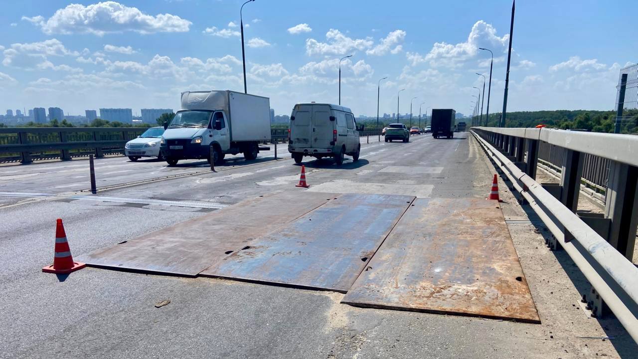 На Солотчинском мосту ввели ограничение скорости 20 километров в час  На участке Солотчинского моста в направлении от села Шумашь до Рязани ввели ограничение скорости движения транспорта до 20 км/ч, об этом сообщил телеграм-канал регионального минтранса.  Мост через Оку на Солотчинском шоссе требует восстановления. В минтрансе пояснили, что на сооружении вышел из строя деформационный шов – одна из ключевых деталей, которая компенсирует тепловые расширения пролетных строений.   Идут аварийно-восстановительные работы для обеспечения пропускной способности моста. По контракту ООО НИЦ «Мосты» проведет комплексное обследование моста, включая анализ несущих конструкций и основания.   После этого дадут оценку несущей способности и долговечности конструкции. Обследование планируют начать 11 августа.  Фото: минтранс Рязанской области