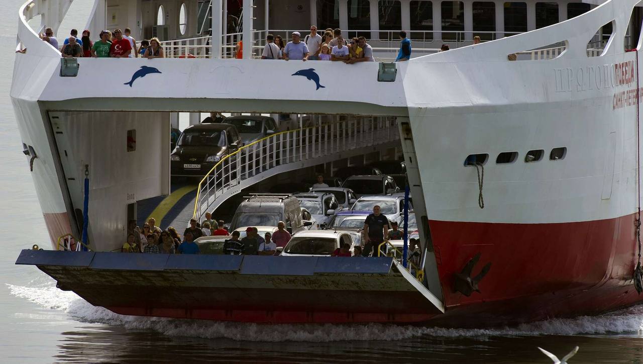 Паром Турция — Сочи старт уже этой весной.  Прямое морское сообщение изначально планировали запустить еще в декабре 2024 года, но сроки несколько раз переносились.  Основные характеристики:   Вместимость до 450 пассажиров и 220 автомобилей;   Стоимость — от 6 тыс. рублей.     Подписаться   Прислать новость