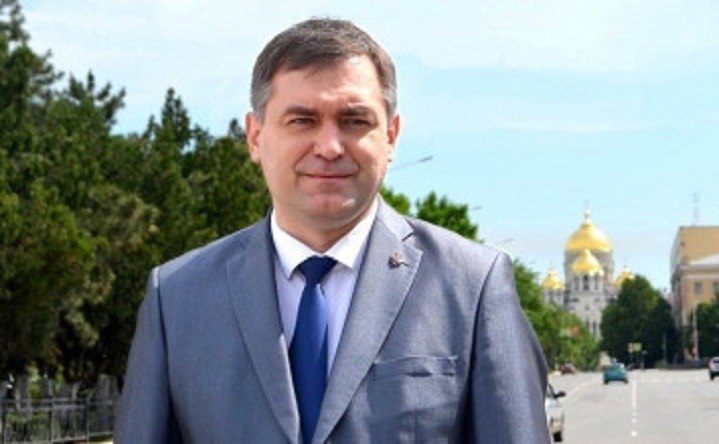 Защита бывшего главы Новочеркасска Юрия Лысенко попыталась оспорить его арест Адвокат экс-главы администрации Новочеркасска Юрия Лысенко подала жалобу в Четвёртый кассационный суд общей юрисдикции на заключение бывшего градоначальника под стражу. Решения по этому обращению пока нет, в суд жалоба поступила ещё 24 июня. Ленинский райсуд Ростова отправил Юрия Лысенко под арест до 13 июля, и вероятно, такая мера пресечения может быть продлена. В отношении чиновника возбуждено уголовное дело о получении взятки. В суде Лысенко не признал свою вину. Он был задержан 13 мая по подозрению в получении взятки в виде земельного участка. 30 мая депутаты городской думы Новочеркасска проголосовали за досрочное прекращение полномочий главы администрации Новочеркасска Юрия Лысенко. #новости #Новочеркасск